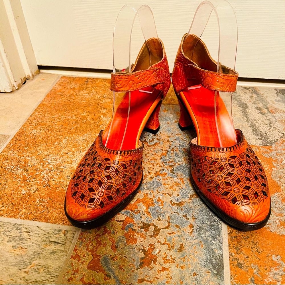🍊NWOB!!Sassy Super Lady Star Orange Leather Embossed Cutout Heels!